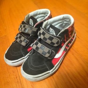 My son outgrew these adorable shoes.